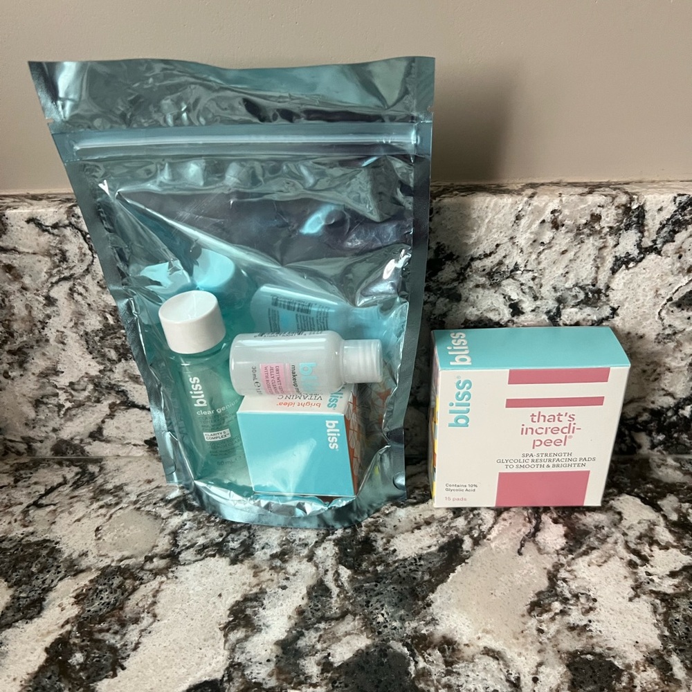BLISS PRO™
Incredipeel Glycolic Acid Pads (15ct) and 3-Piece Bliss Set